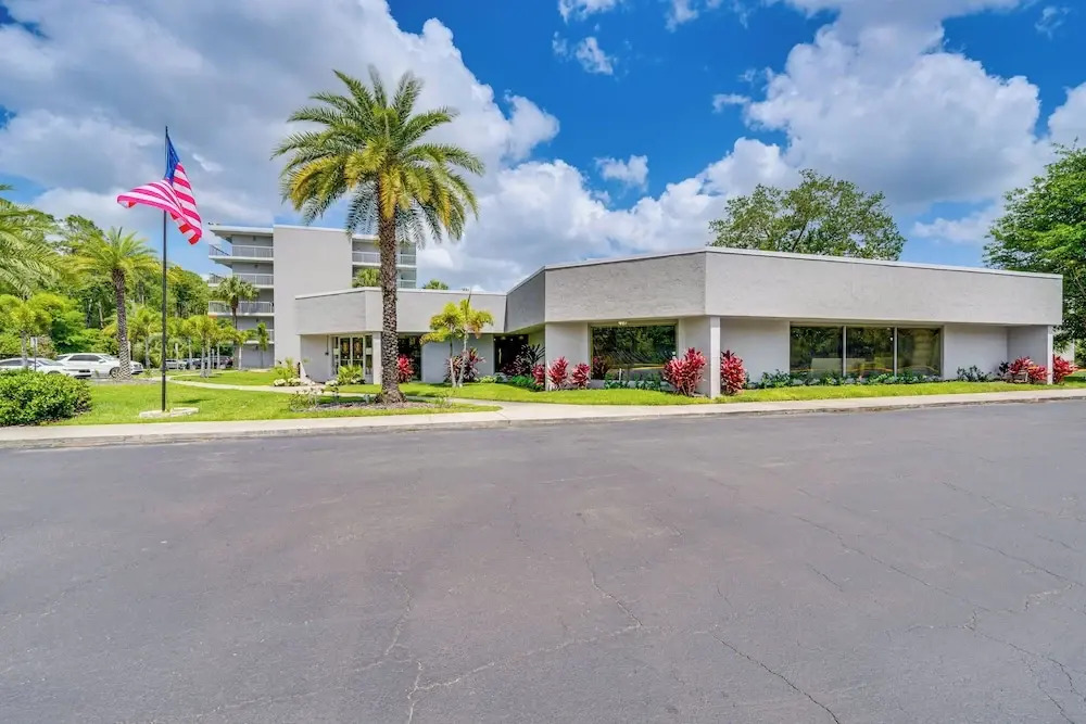 3 Mi to Disney World: Modern Studio