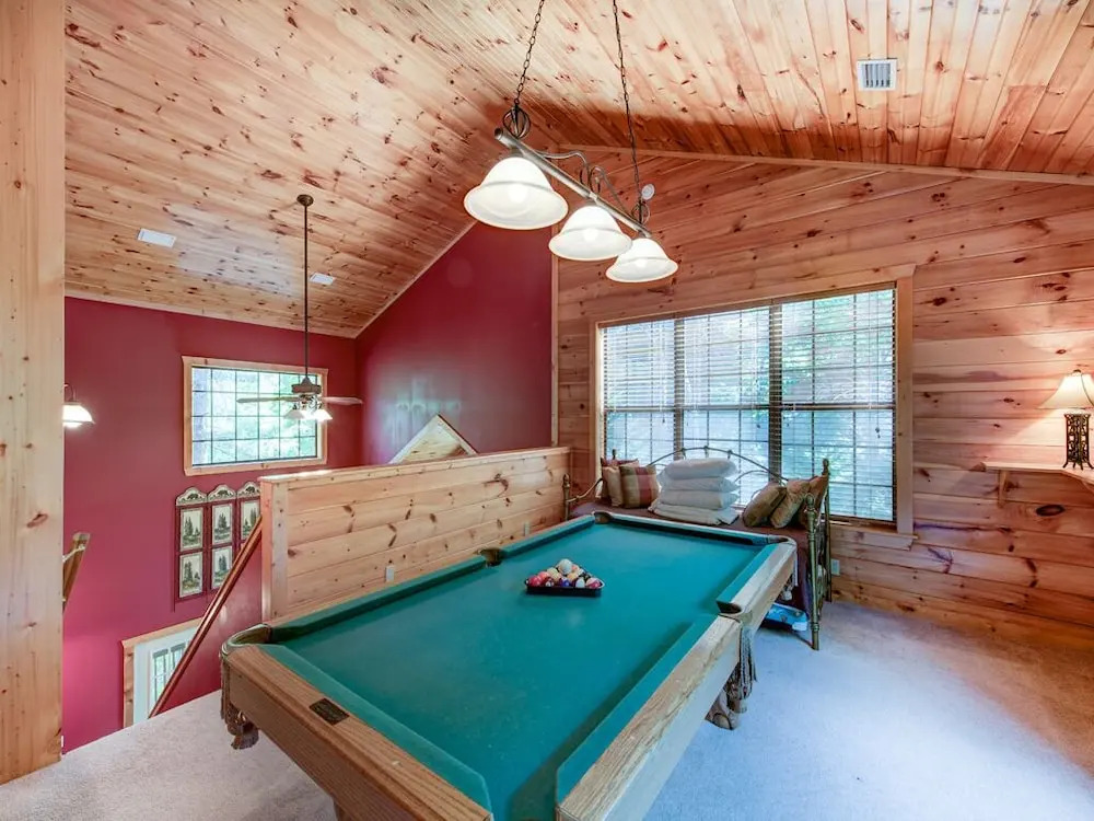 Chipmunk Chase  2 Bedroom Home with Hot Tub