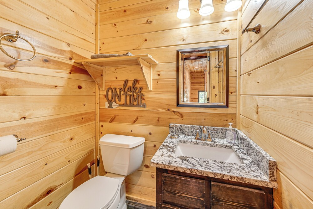 Cabin w/ Hot Tub & Deck: 5 Mi to Broken Bow Lake
