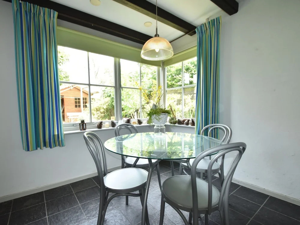 Family Home With Lush Garden and Games Room in the Heart of Artists' Town Bergen