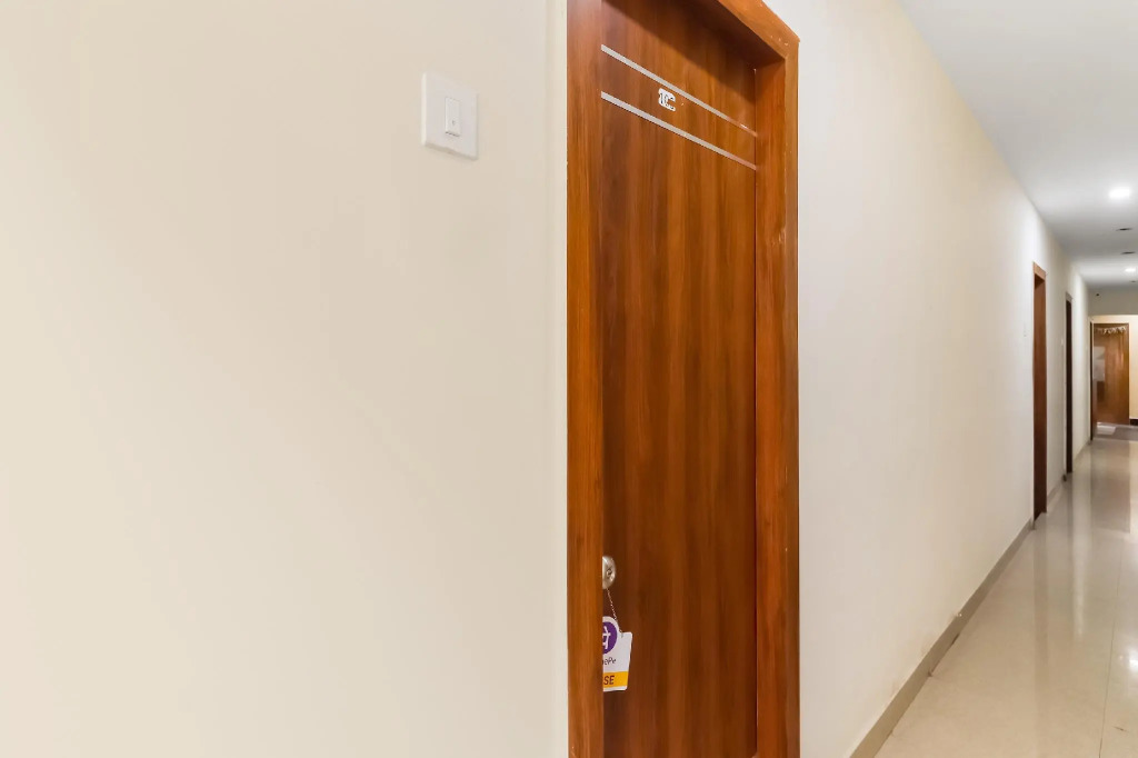 OYO 68894 Bommarillu Residency