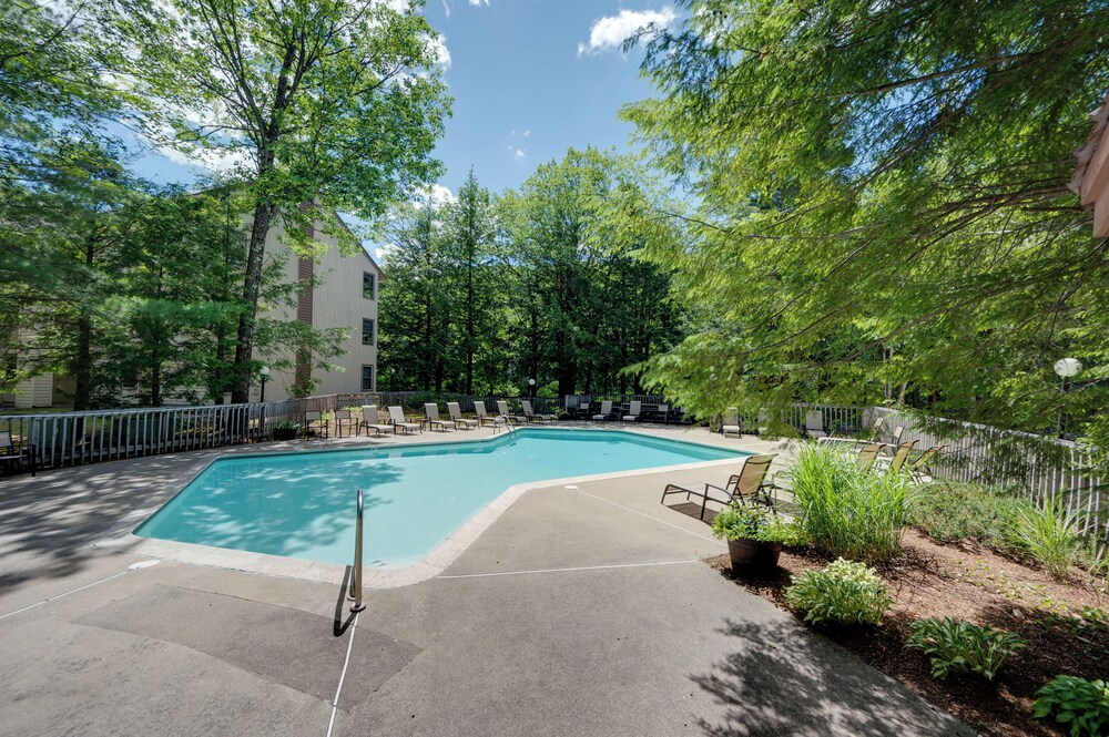 Riverfront Retreat w/ Deck: 1 Mi to Loon Mtn!