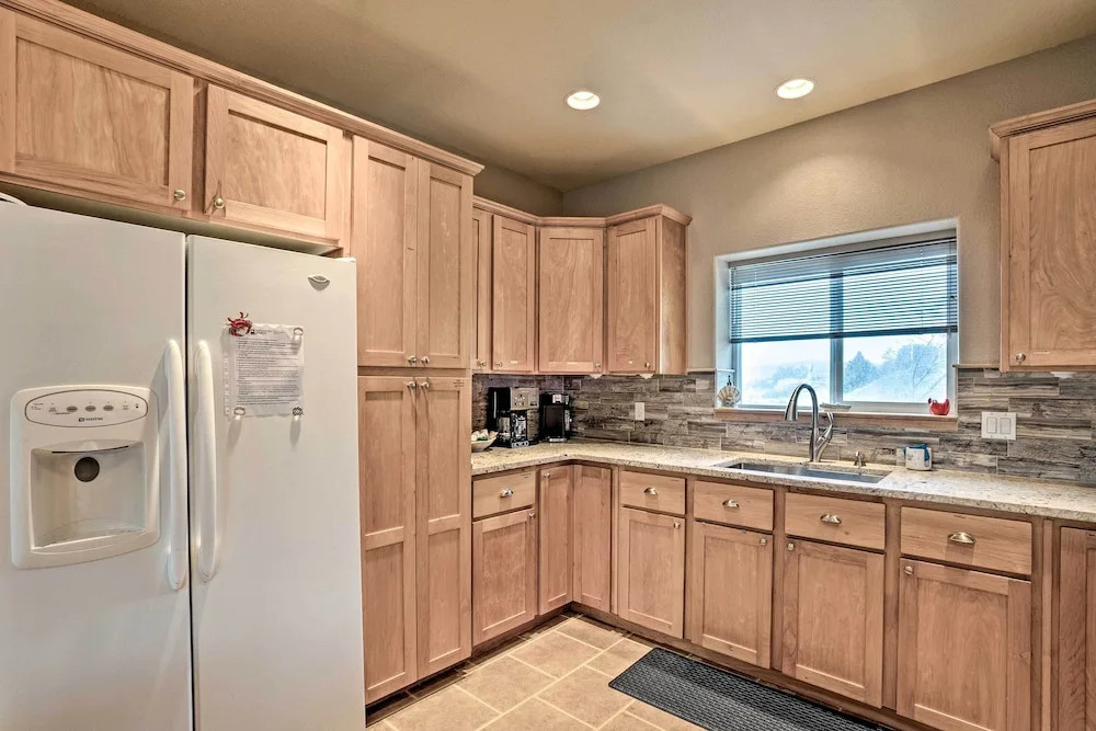 Gold Beach Townhome With Ocean Views & Sunroom!