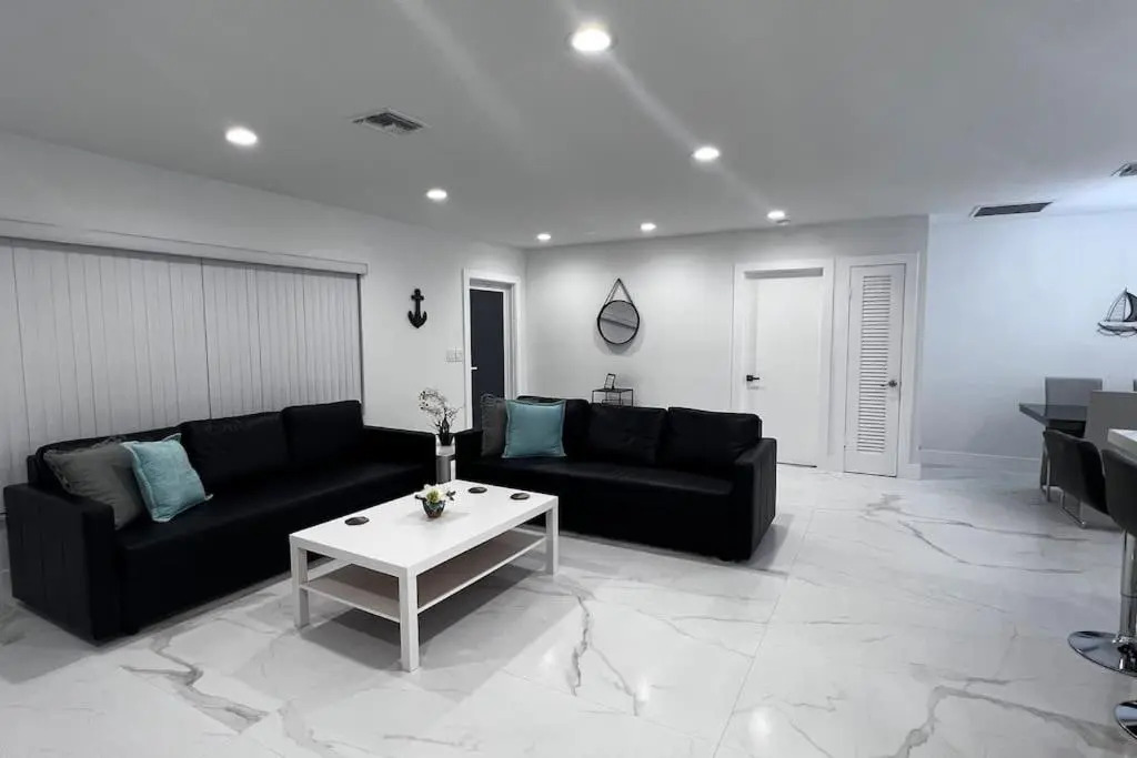Entire House - 5 Minutes to the Beach and FLL Airport