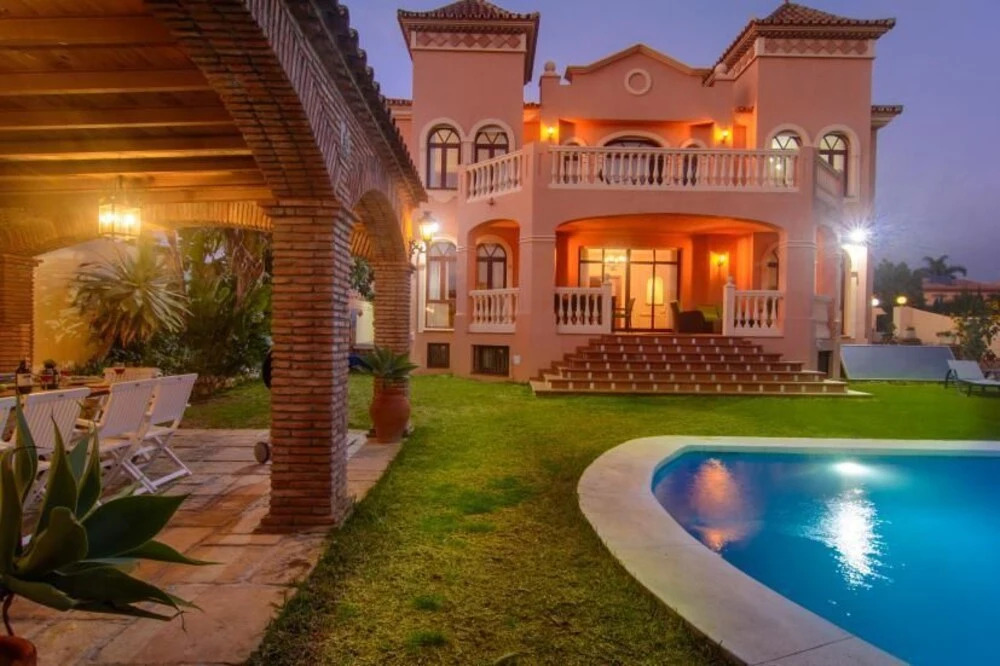 Twelve guest 6bedrooms Villa Montecarlo