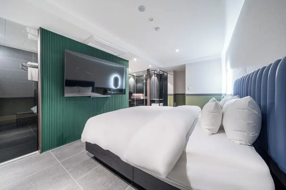 TheWall Hotel