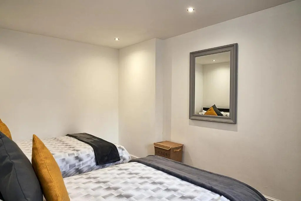 Deluxe Town Center Apartment