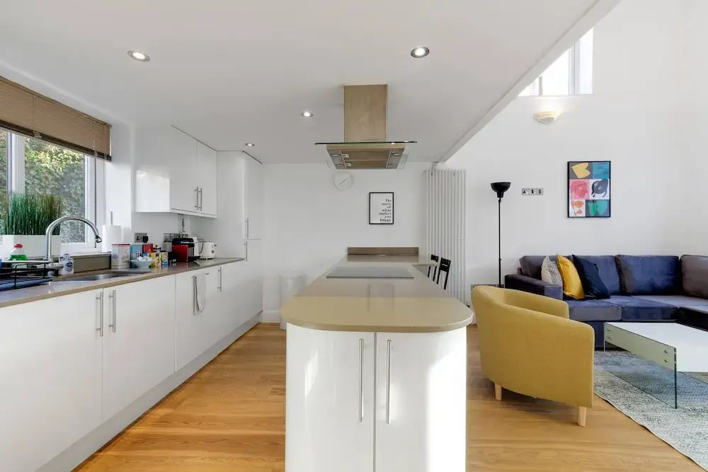 Quirky 3 Bdr 2 Bath Cottage with Parking