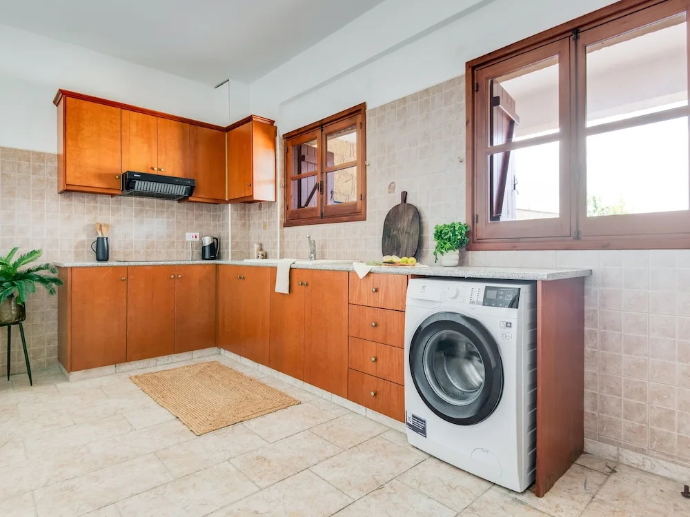 Spacious 7-bdr Villa With Pool & Sea View