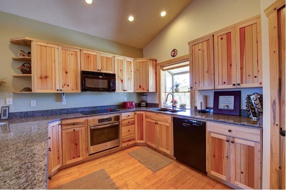 Private Luxurious Ridgetop Hideaway on 9 Acres! Between Bryce & Zion! A\C