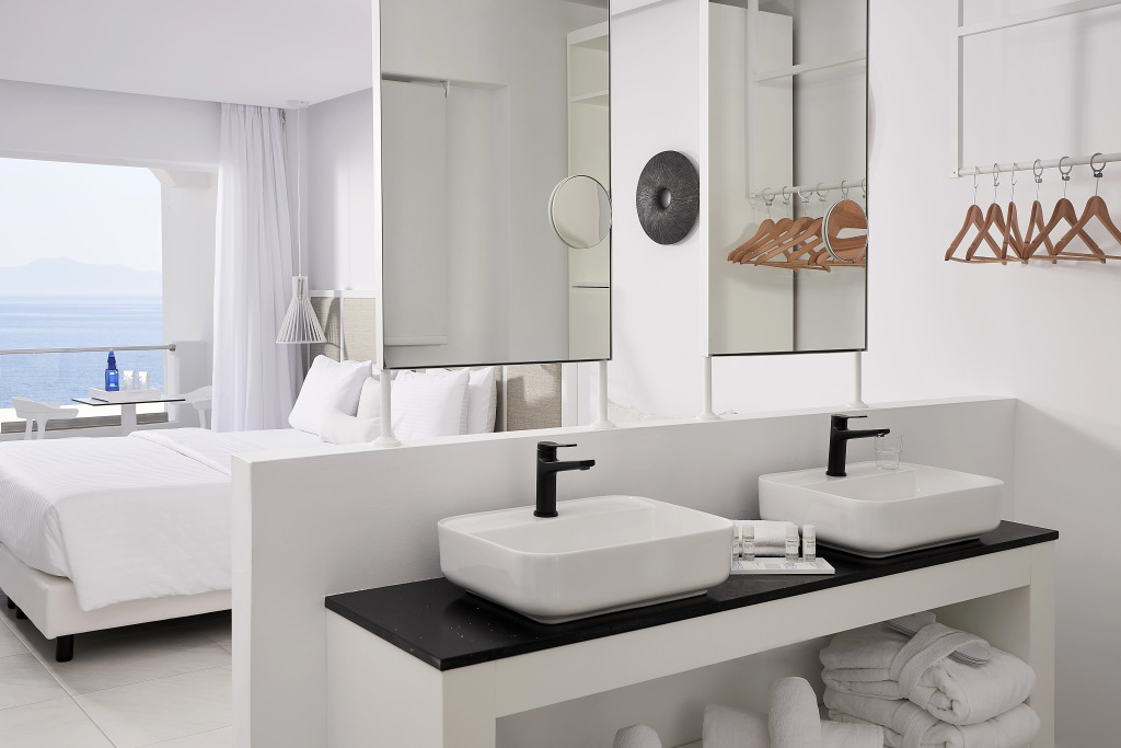 Dimitra Beach Hotel & Suites