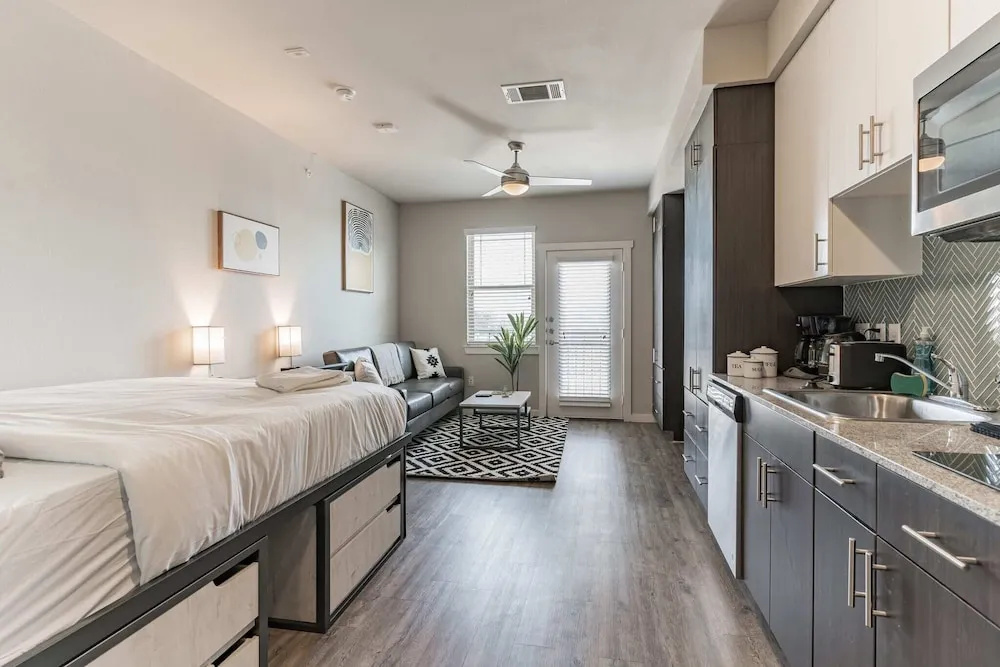 East DT Houston Getaway Near Parks and Restaurants