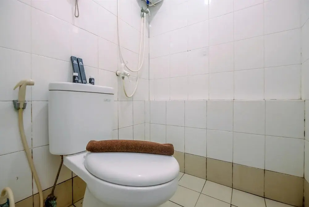 Modern And Tidy 2Br Bassura City Apartment