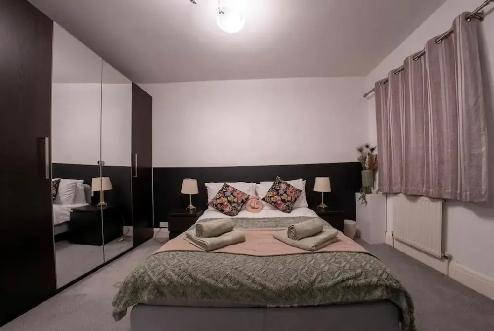 Apartment-sleeps4-parking-balcony