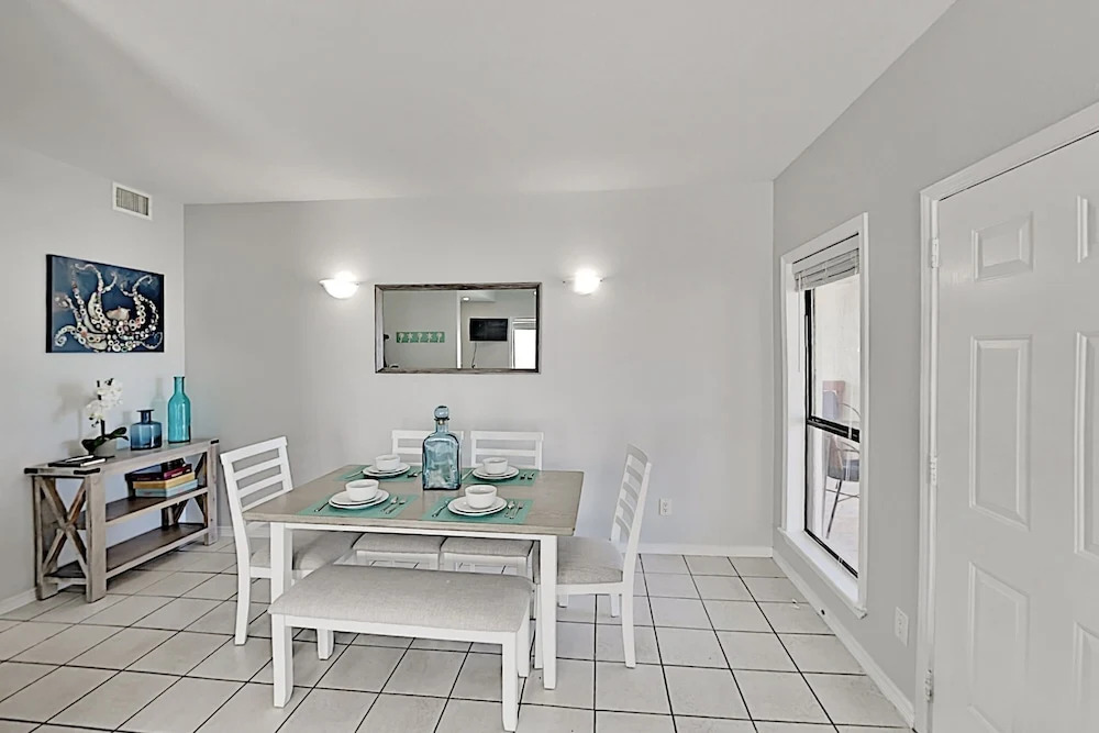 Charming Renovated - Walk To Beach! 1 Bedroom Condo