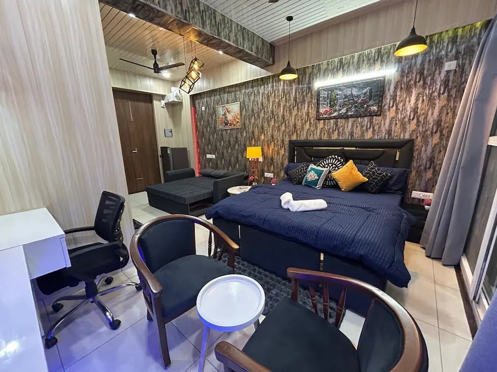 Spacious 1bhk for 6 Guests King & Sofa Beds Zirakpur,chandigarh,mohali,tricity