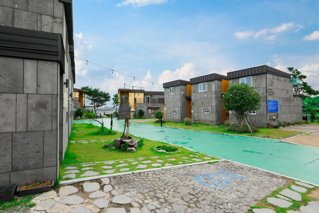 Bitoseom Byeoljubu Pension
