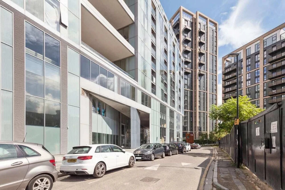 Chic 1 BDR W/balcony in Greenwich, 7mins to st