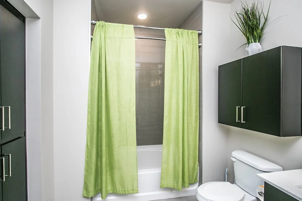 Rooftop Pool, Views, Close to Shops & Dining 1131