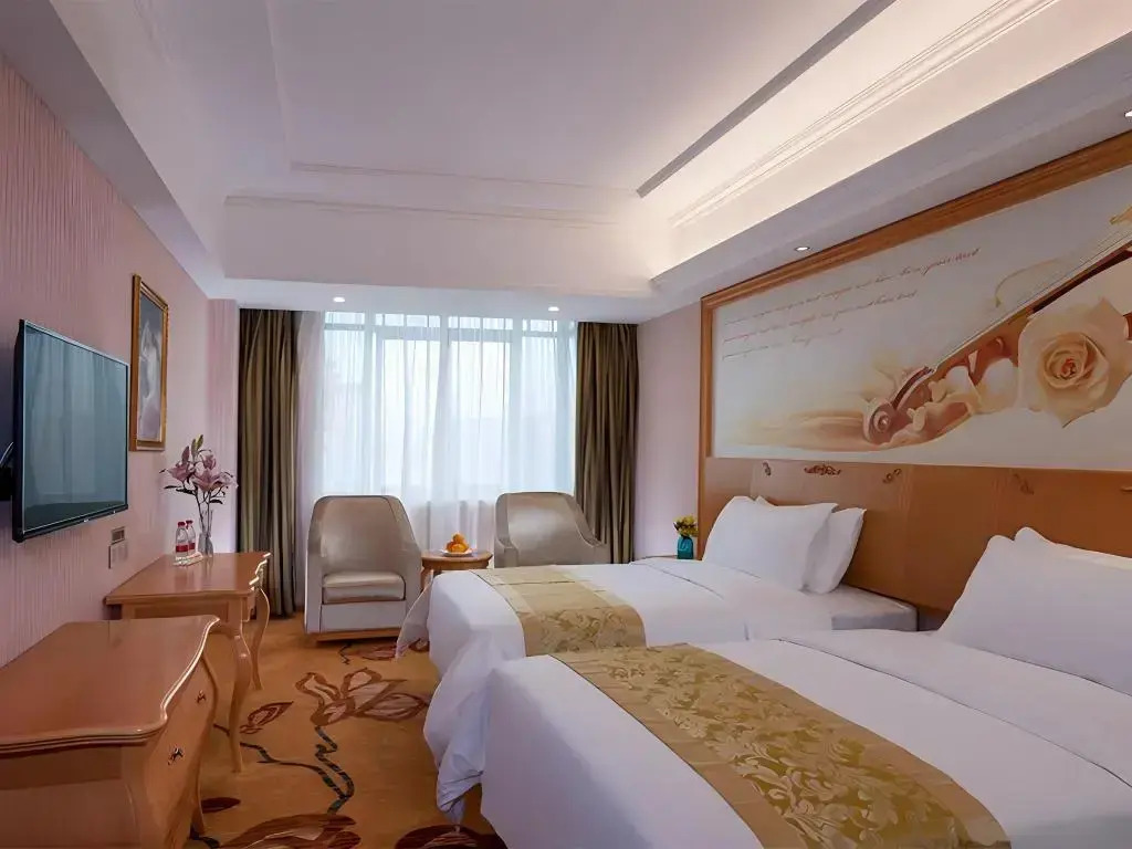 Vienna Hotel (Huizhou Zhongkai High-speed Railway Station Green Fairy Tale Branch)