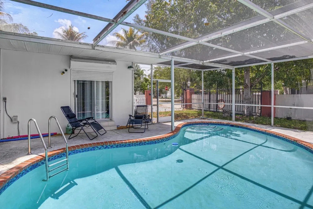 Sunny Pool Days! North Miami Home Base Near Beach