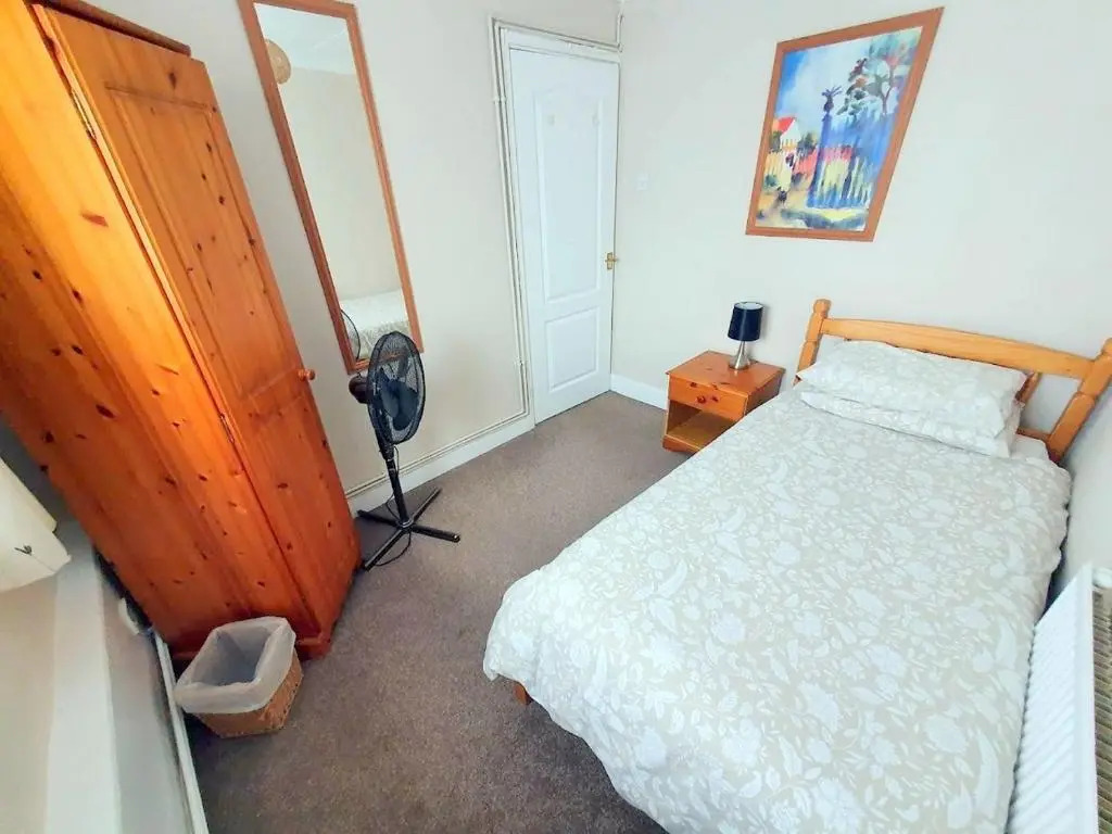 Wentworth Apartment with 2 bedrooms, Superfast Wi-Fi and private parking