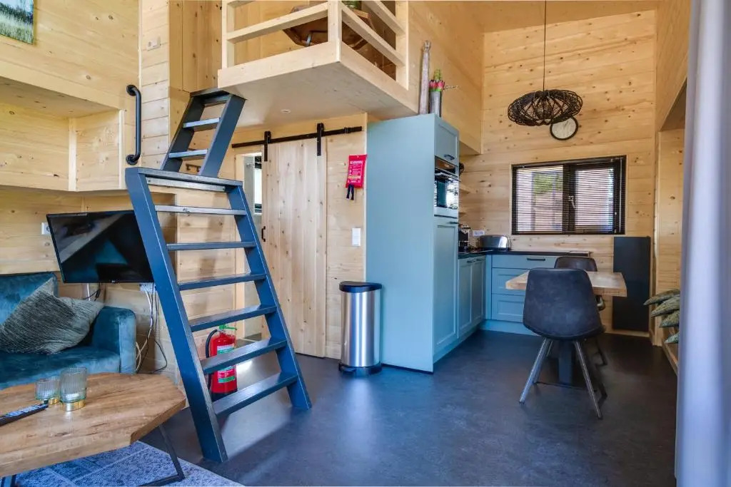Fraai Tiny House aan het veluwemeer met uitzicht & veranda