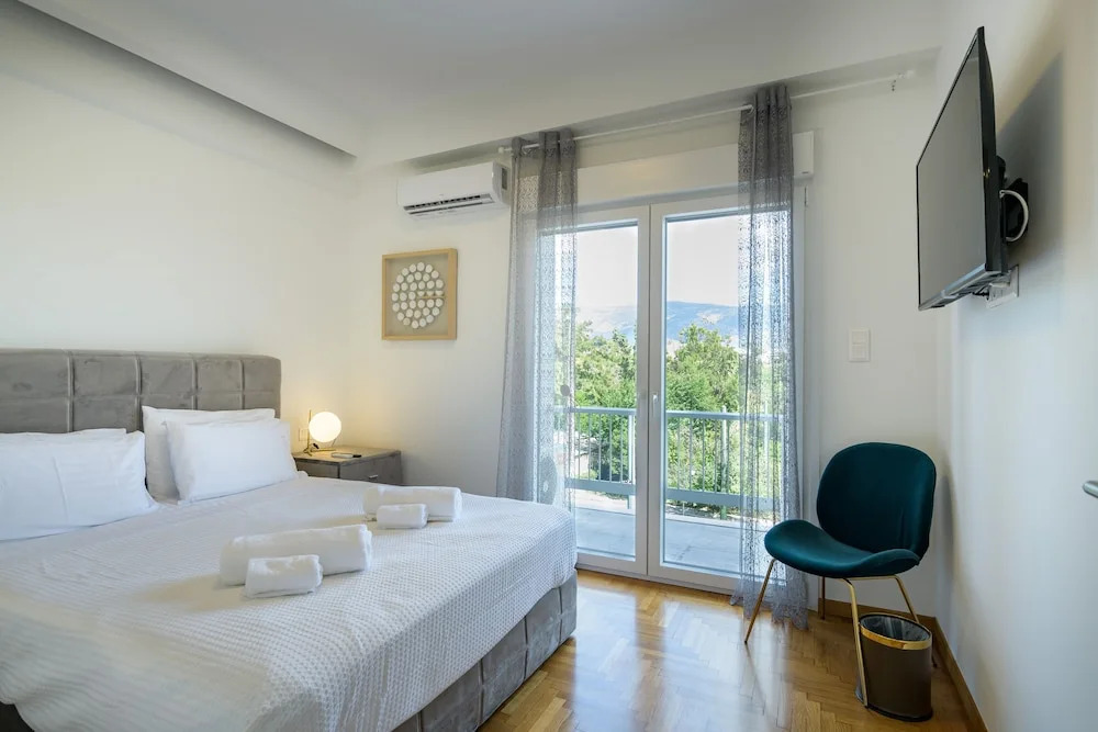 Lush Emerald apt in the heart of Athens