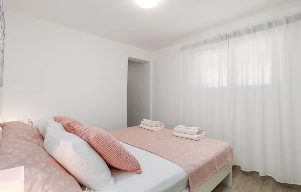 Beautiful Home in Lukovo Sugarje With Wifi and 2 Bedrooms
