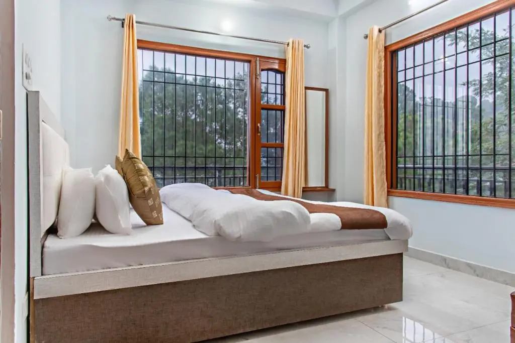 The Mahalaxmi Villa l Jacuzzi I Pet friendly & 3 Bedroom Serviced Villa I Open Air Lawn I Bonfire Available I Kasauli By Exotic Stays