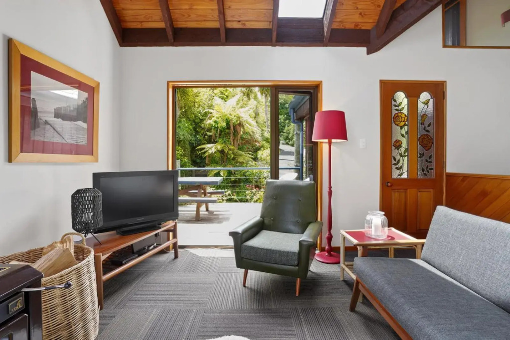 The Tree House - Akaroa Holiday Home