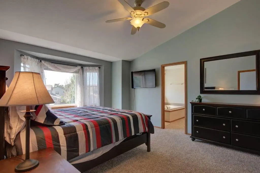 Mtn Views, Quiet Oasis/King Beds+Centrally Located