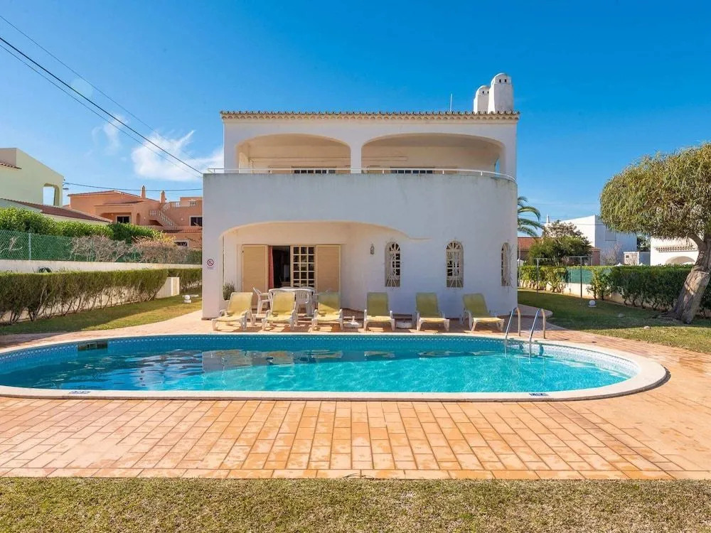 Modern Villa in Albufeira with Private Swimming Pool