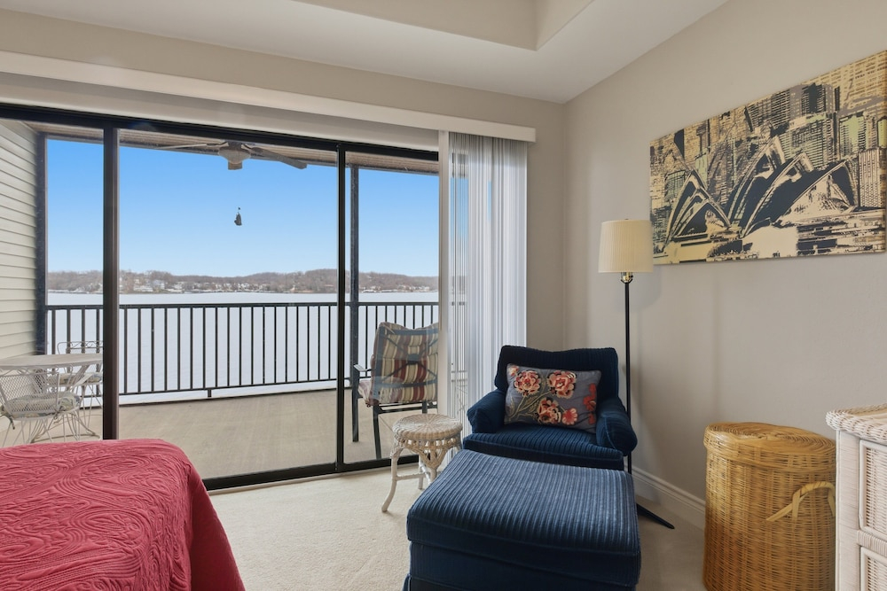 Lakeview Condo at The Falls w/ Wraparound Screened Porch, 2 PWC Slips & Pools at 2 MM