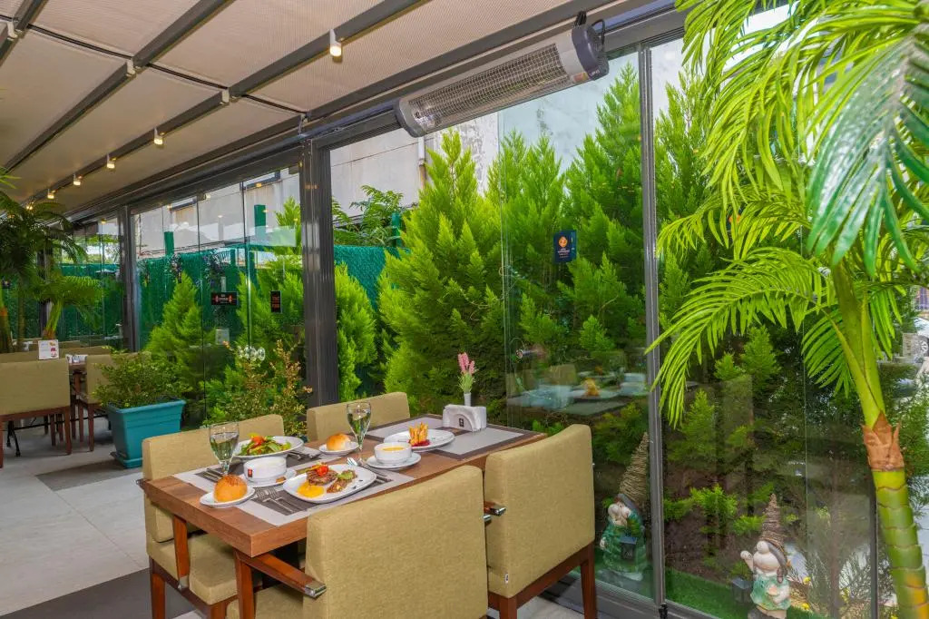 Land Park Hotel