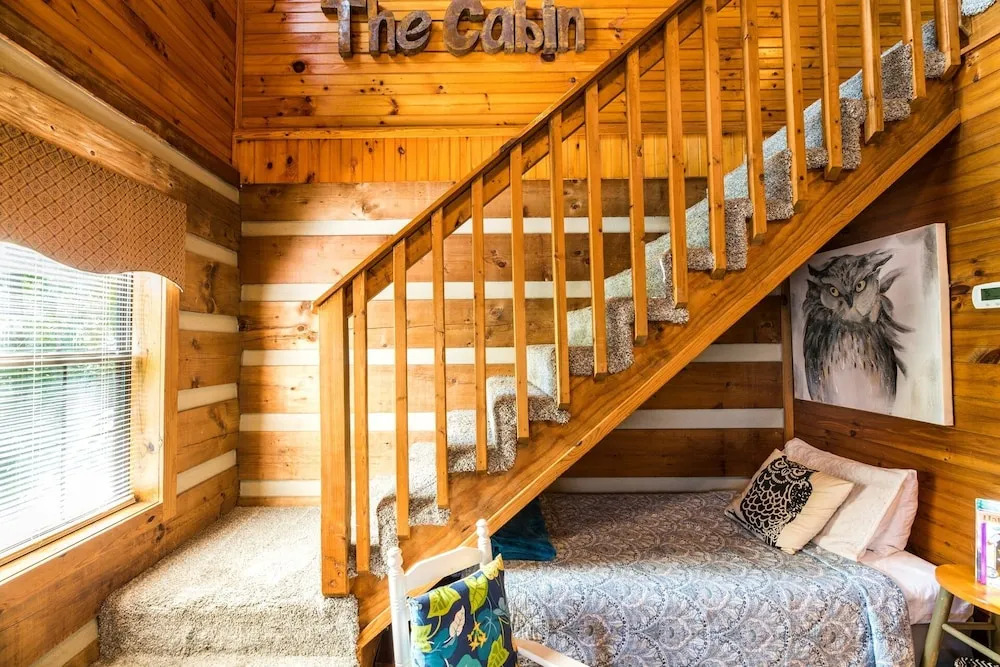 Er17 - The Perfect Getaway Great Location - Close To Town! 1 Bedroom Cabin by RedAwning