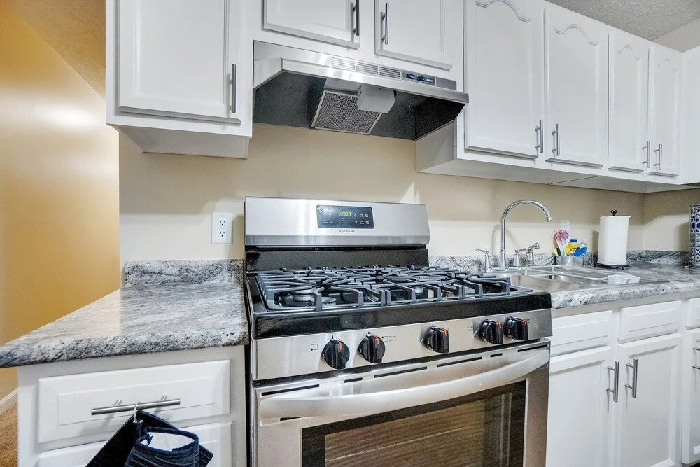 Updated Bunk House 4 Minutes To Lucas Oil - 8 Minutes To Downtown 3 Bedroom Home by Redawning