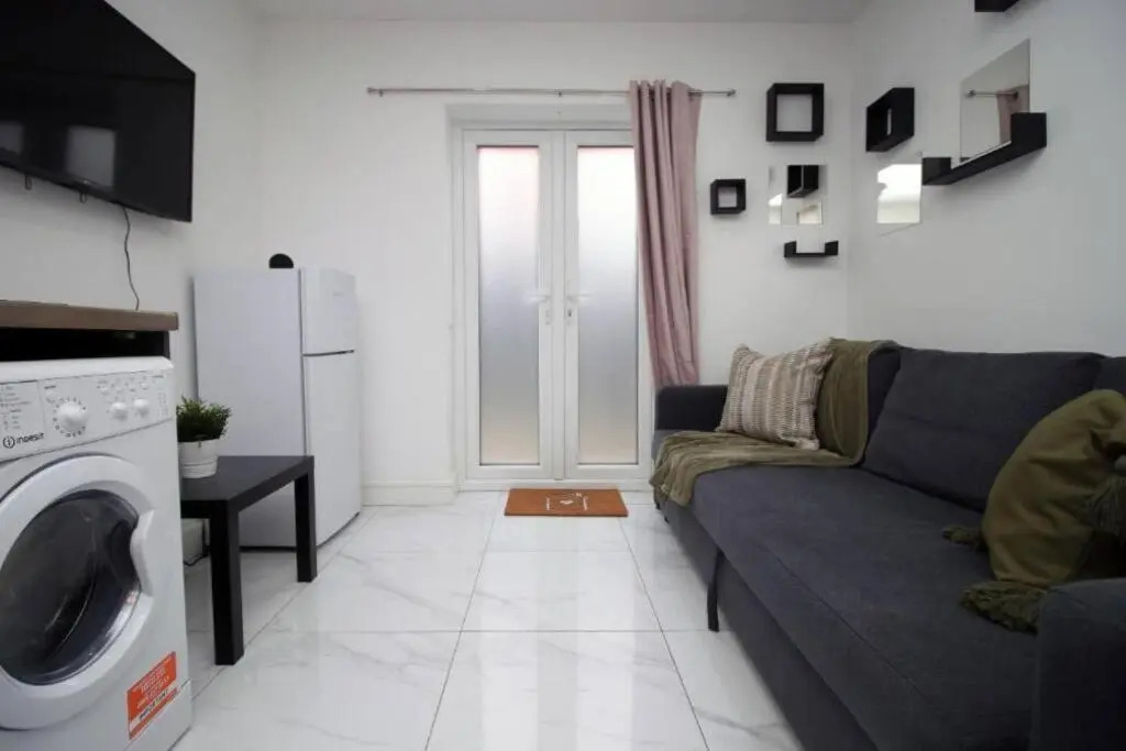 Tavi 3 by Mia Living Modern 1 bedroom apartment