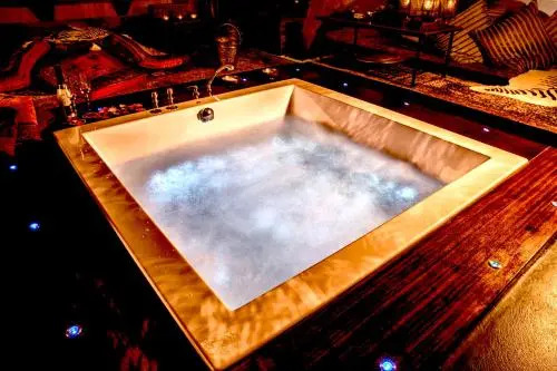 Bijou Hotel / Love and Romance