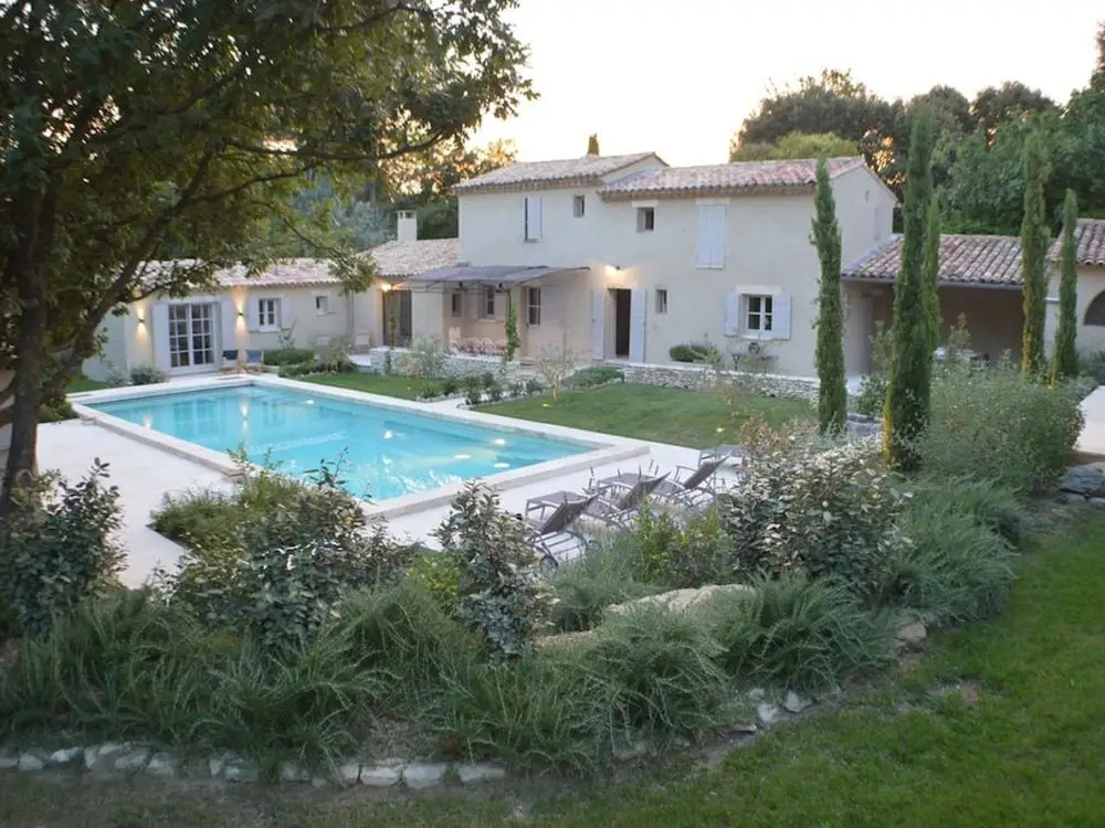 Lush Home in L'isle-sur-la-sorgue With Swimming Pool