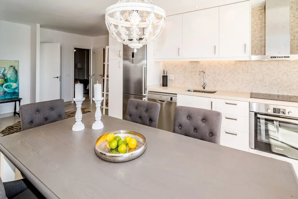 CP- Modern 3 bedroom apt frontline beach