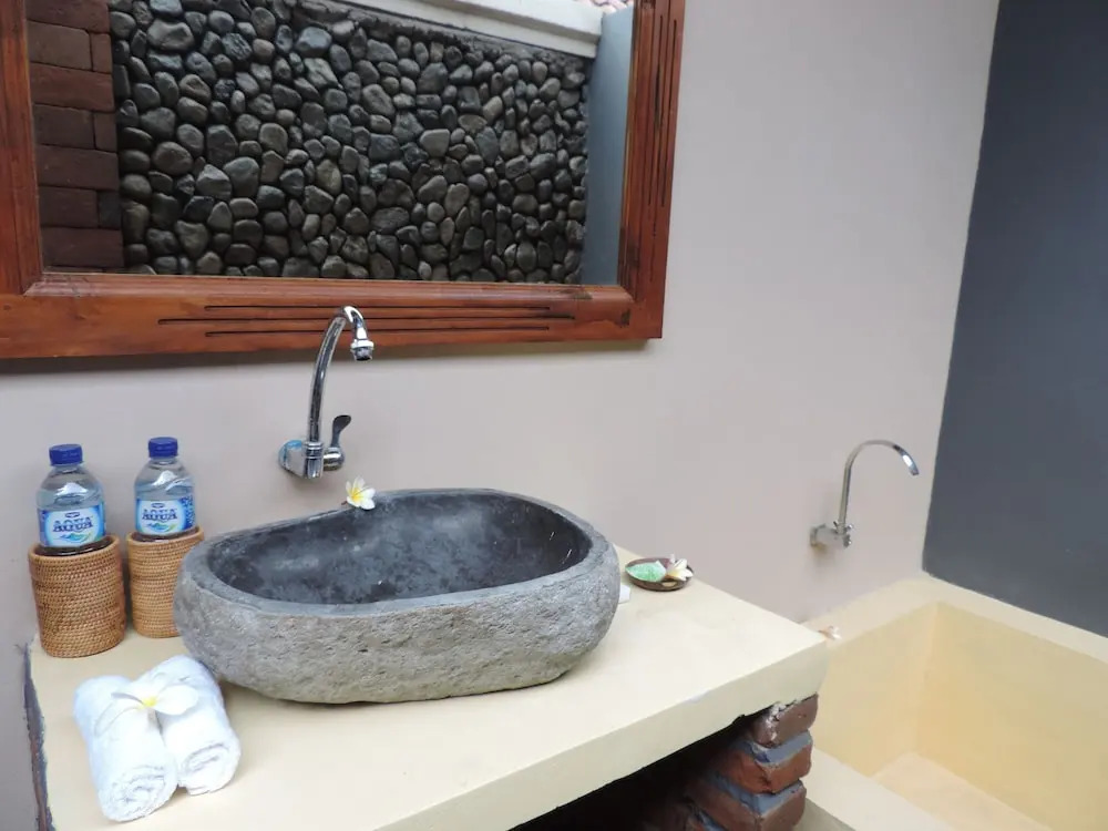 Made Taro - Menjangan Homestay