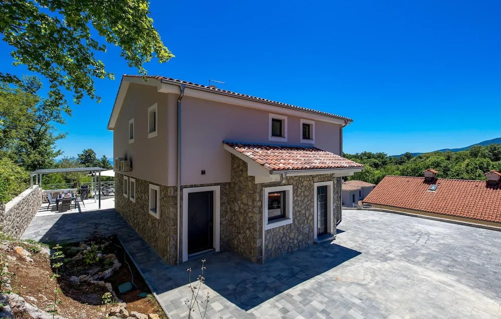 Beautiful Home In Icici