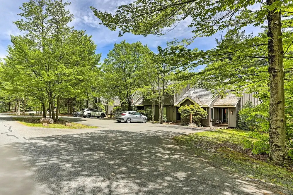 Deck & On-site Fishing Pond: Lake Harmony Home!