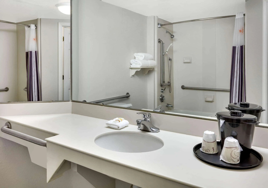 La Quinta by Wyndham Dallas - Addison Galleria