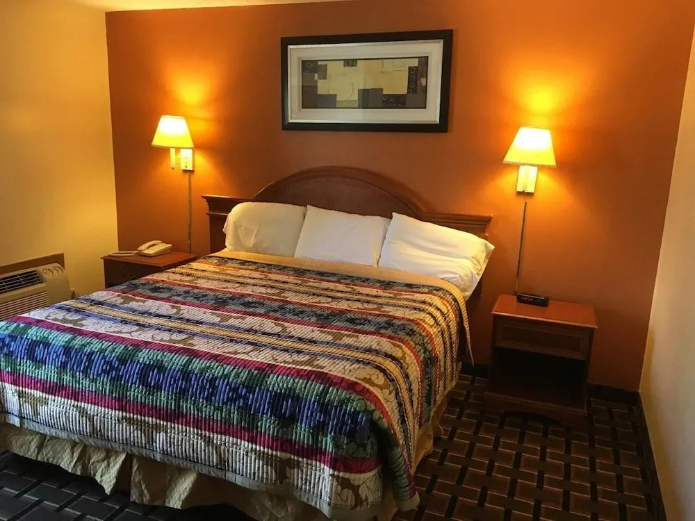 Great Lakes Inn & Suites