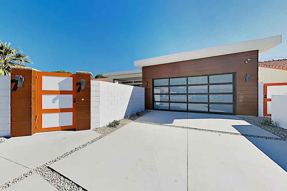 New-Build Beauty w/ Pool, Spa & Mountain Views home