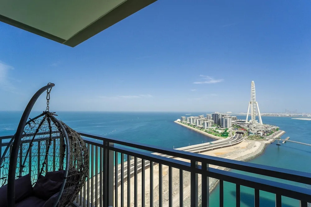 Luxury StayCation - Spacious Modern Apt Overlooking The Arabian Sea