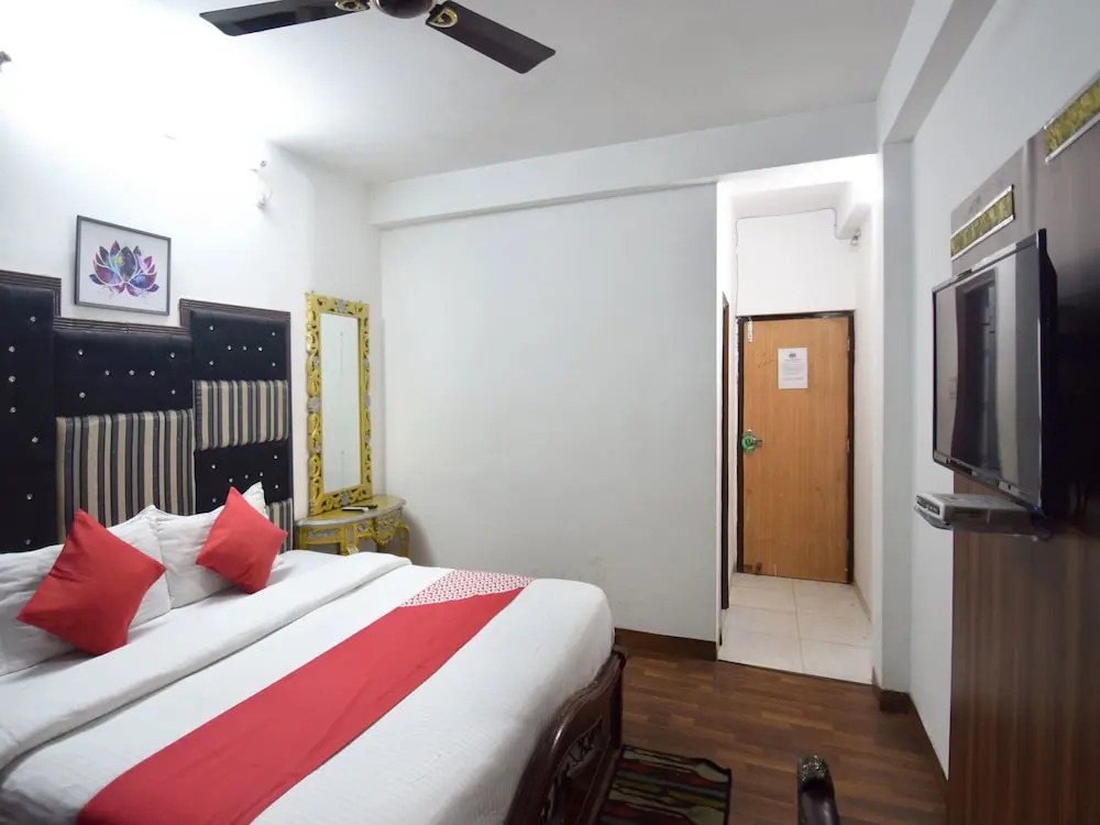 OYO 12527 Hotel Oak Valley