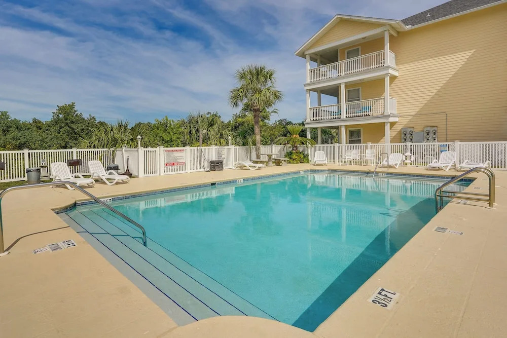 Charming PCB Condo w/ Balcony: Walk to Beach!